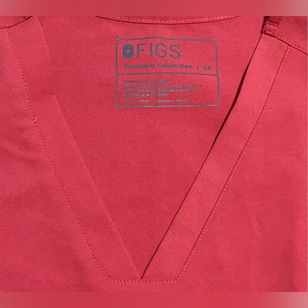 ❤️🧡 FIGS Casma™ Three-Pocket Scrub Top XS Limited Edition color Clay EUC - Picture 2 of 16